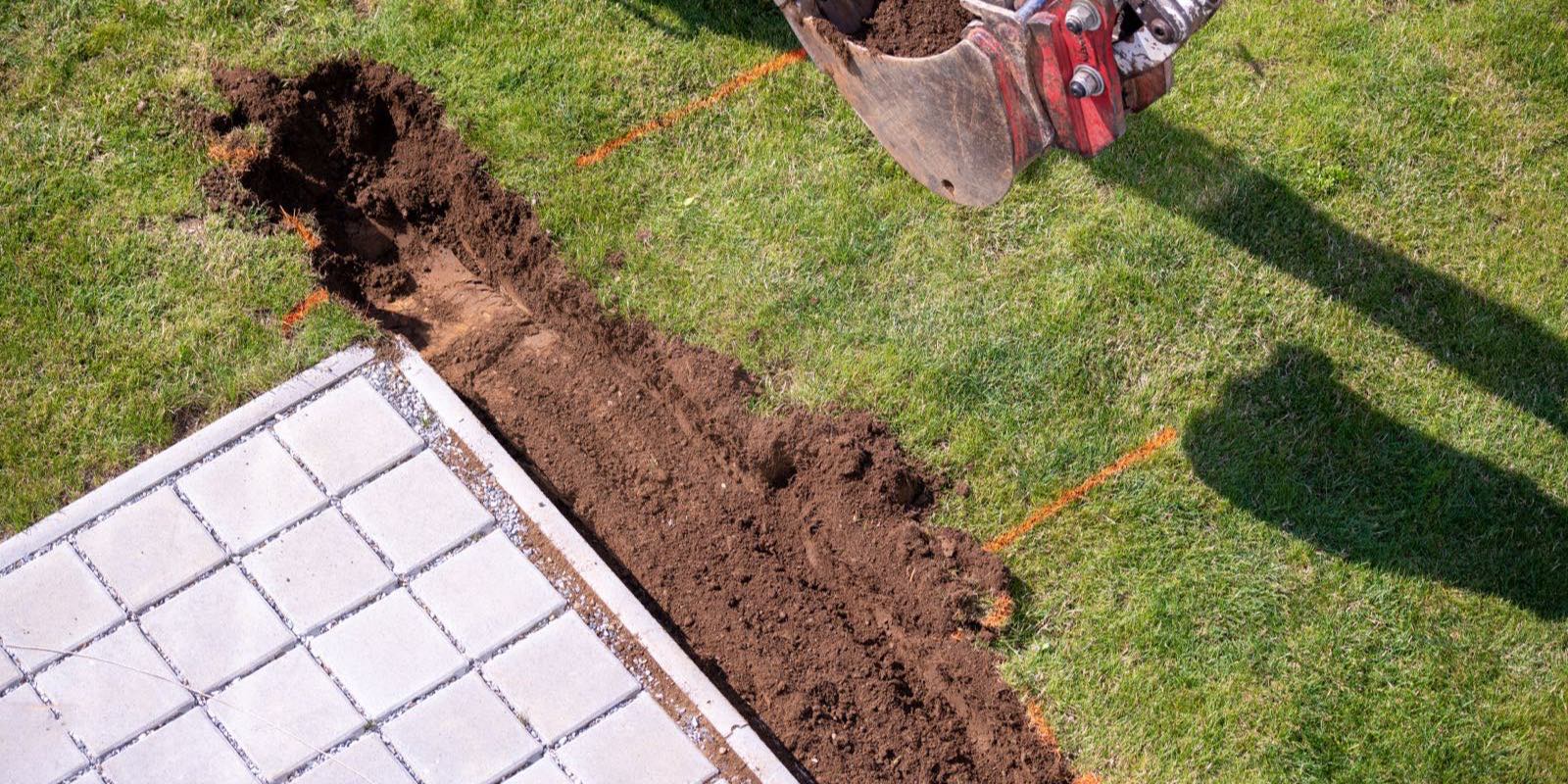Verlegte Leitung in einem offenen Graben beim Kanalbau