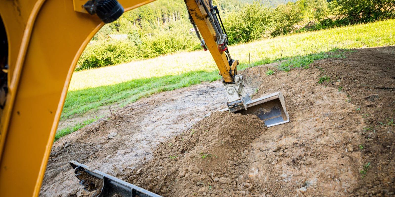 Bagger bei Erdarbeiten zur Vorbereitung einer Infrastrukturfläche