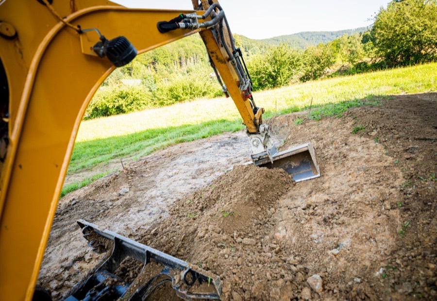 Bagger bei Erdarbeiten zur Vorbereitung einer Infrastrukturfläche